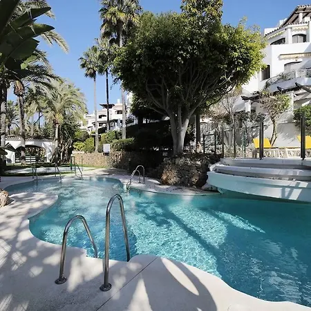 Golden With Jacuzzi Apartment