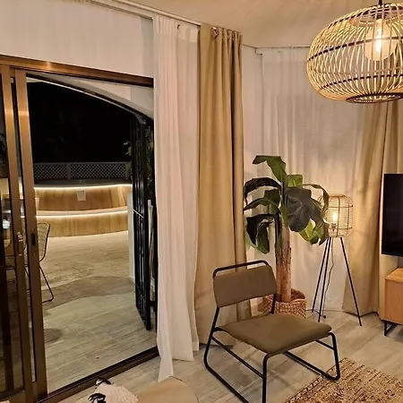Golden With Jacuzzi Apartment *